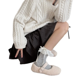 Calze con pizzo e fiocchi stile JK Lolita abbinate a scarpe Mary Jane beige