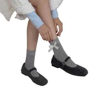 Chaussettes grises en coton avec nœuds en dentelle et chaussures Mary Jane en laine