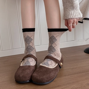Chaussettes en laine à losanges et chaussures Mary Jane en daim marron avec doublure polaire