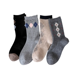 Lot de quatre paires de chaussettes en laine à motifs losanges gris et tons neutres hiver