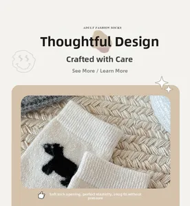 Gros plan sur le bord élastique souple et le motif chien noir sur chaussettes beige