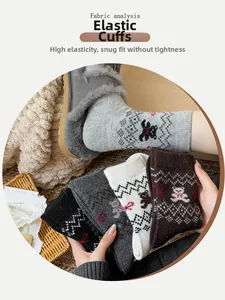Detailansicht von fünf Wollsocken mit Jacquard-Bärenmustern und elastischen Bündchen