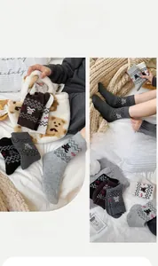 Detailansicht der Wollsocken mit Bären-Jacquard-Mustern in klassischen Herbstfarben