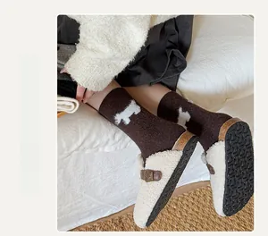 Détail de chaussettes en laine à motif chien avec chaussons en polaire et semelles en liège