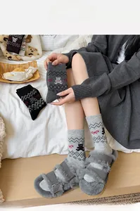 Detailansicht dicker Wollsocken mit süßer Bärenstickerei und festlichem Fair-Isle-Muster