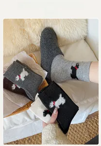 Détail de chaussettes en laine avec broderie de chiot et texture tricotée douce pour l'hiver