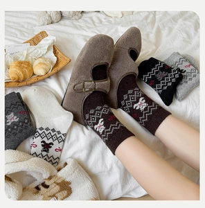 Gemütliche Wintersocken aus Wolle mit Bärenmuster und flauschige Mary Jane Schuhe