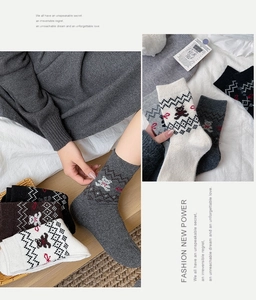 Detailstrick von Wollsocken mit süßen Bärenmustern und Retro-Fair-Isle-Wellenmustern
