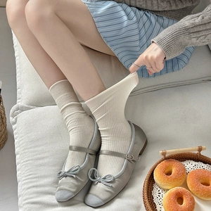 Calze di lana a coste bianco crema da donna con scarpe Mary Jane in raso grigio