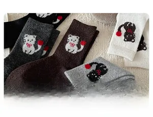Detail von fünf Paar dicken Thermosocken mit Katzenstickerei in Schwarz Grau und Weiß