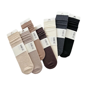 Set di calze in lana a coste in colori neutri con texture a maglia senza cuciture