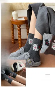 Detail von warmen Baumwollsocken mit süßer Katzenstickerei und weichem Strickmuster