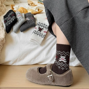 Wollsocken im japanischen Stil mit Bärenmuster und warmem Fair Isle-Strick für den Winter