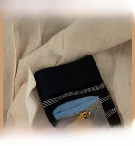 Dettaglio calzini di cotone a righe con polsini elastici e decorazione in metallo