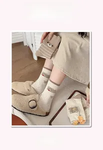 Details von süßen Socken mit Bärenstickerei und elastischem Bund für Herbst und Winter