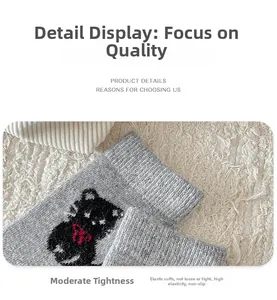 Details grauer Strickstrick-Socken mit süßem Bärenmotiv und elastischem Rippenbündchen