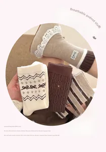 Dettaglio di calzini in maglia con motivi Fair Isle vintage e rifiniture in pizzo