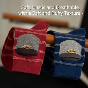Set di calze a righe in cotone rosso e blu navy con logo in metallo su ringhiera