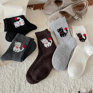 Damen Niedliche Cartoon Katze Wollmischung Crew-Socken Dicke Warme Winter Slouch Socken Mit 3D-Bommel Stickerei Mode Strumpfwaren