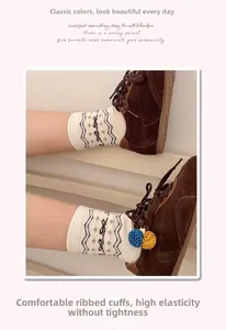 Dettaglio calzini vintage in maglia Fair Isle con motivi marroni e sneakers