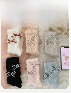 Nahaufnahme von flauschigen Korallenfleece-Socken mit Doppelschleife in sechs Pastelltönen