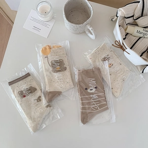 4er-Pack süße Cartoon-Bärensocken in warmen Erdtönen mit gemütlicher Strickstruktur