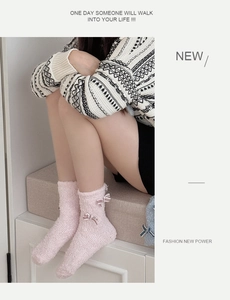 Detail von rosa Korallenvlies-Socken mit weichem Plüsch und süßen Schleifen-Verzierungen