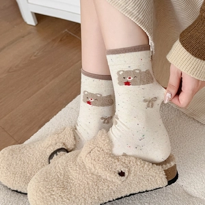 Süße Bärenmuster Socken in Beige mit bunten Punkten und flauschigen Wollhausschuhen