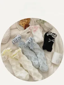 Dettaglio di calze spesse in pile corallo con polsini in pizzo e fiocchi dolci in vari colori