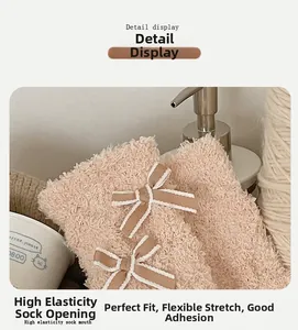 Detail von Korallenfleece-Socken mit Doppelschleife und hochelastischen Bündchen