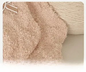 Detailaufnahme der verstärkten Spitze und Schleife an dicken Korallenfleece-Socken