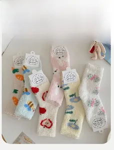 Vue à plat de chaussettes en polaire corail avec divers motifs d'animaux mignons