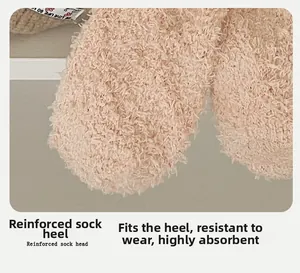 Detailansicht der verstärkten 3D-Fersenstruktur dicker Korallenvlies-Wintersocken