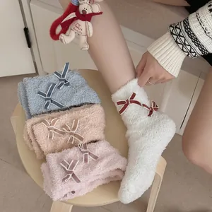 Dicke Korallenvlies Socken mit doppelten Schleifen in Weiß, Blau, Rosa und Braun