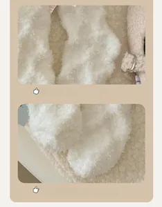 Dettaglio macro della punta senza cuciture e del tallone su calze in pile bianco