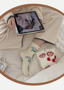 Détails de chaussettes d'hiver en polaire corail douce avec motifs fleurs et pommes
