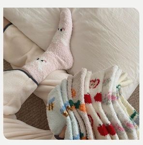 Vue détaillée de chaussettes d'hiver épaisses en polaire avec motifs d'animaux