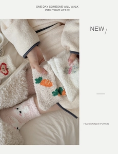 Gros plan de chaussettes d'hiver moelleuses avec broderies et texture épaisse en polaire