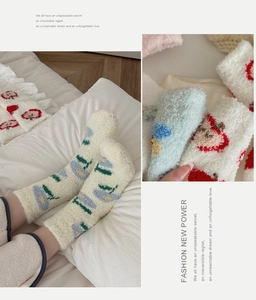 Détail de chaussettes d'hiver en polaire corail avec tulipes bleues et fraises