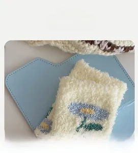 Détail des revers élastiques sur chaussettes d'hiver en polaire à motifs floraux