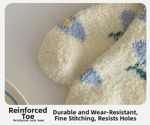Détail macro de la pointe renforcée de chaussettes chaudes en polaire à motifs floraux