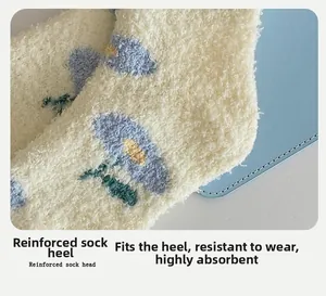 Gros plan du talon renforcé sur chaussettes en molleton de corail à motif floral bleu