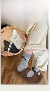 Détail de chaussettes en maille grise avec rubans élégants et motifs à pois