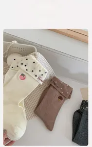Gros plan de chaussettes en coton avec broderies mignonnes et revers élégants