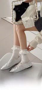 Détail de chaussettes douces Lolita en coton avec bordure en dentelle et nœud brodé