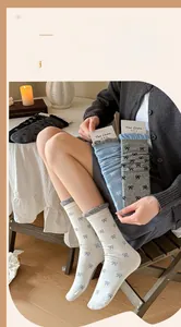 Détail de chaussettes en coton mi-hautes avec motif de nœud et bordure volantée
