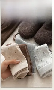 Texture détaillée de chaussettes en coton à motifs floraux et tons terreux