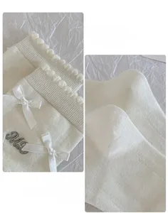 Détails de chaussettes blanches en coton avec dentelle et broderie nœud satiné