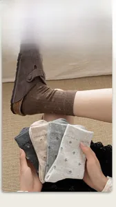 Détail de broderie florale sur chaussettes en coton doux aux tons d'automne