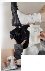 Détails de chaussettes Lolita avec broderie MD et nœuds décoratifs en relief